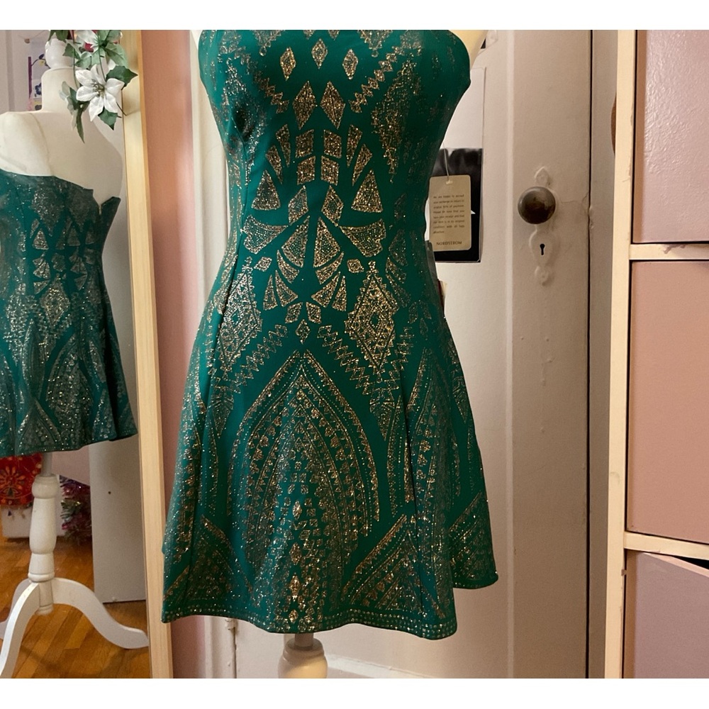 NWT Green and gold strapless minidress with gold embellishments. Size 7/8